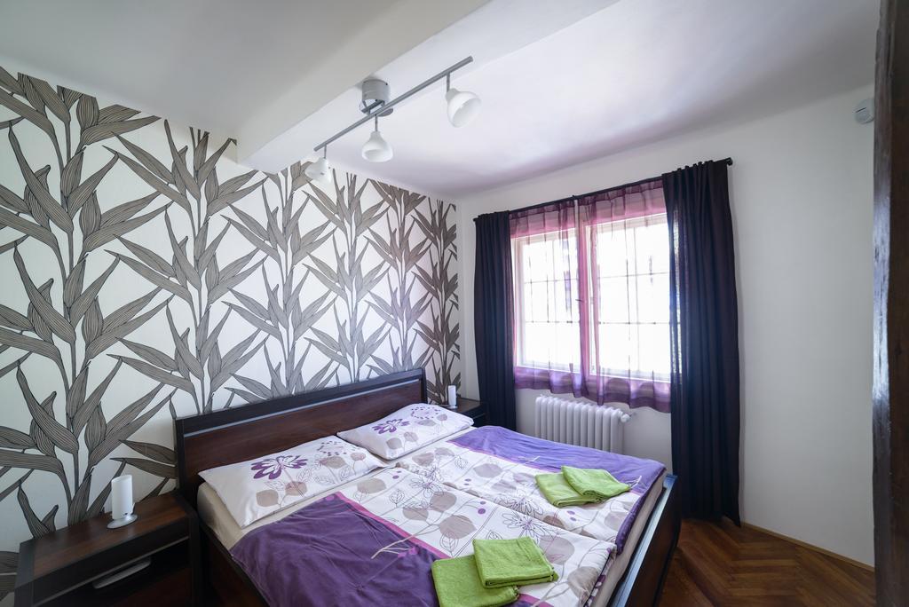 Apartments Old Town Square 27 Прага Стая снимка
